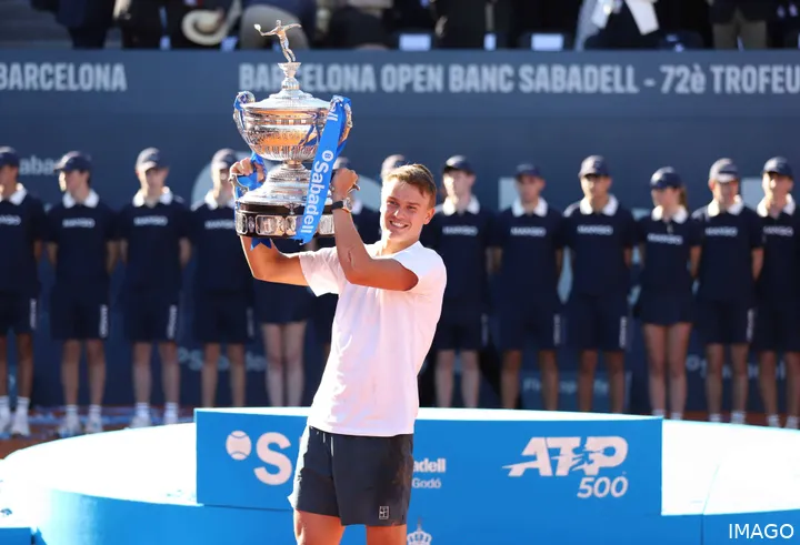 Rune levantando el trofeo en el Barcelona Open 2025