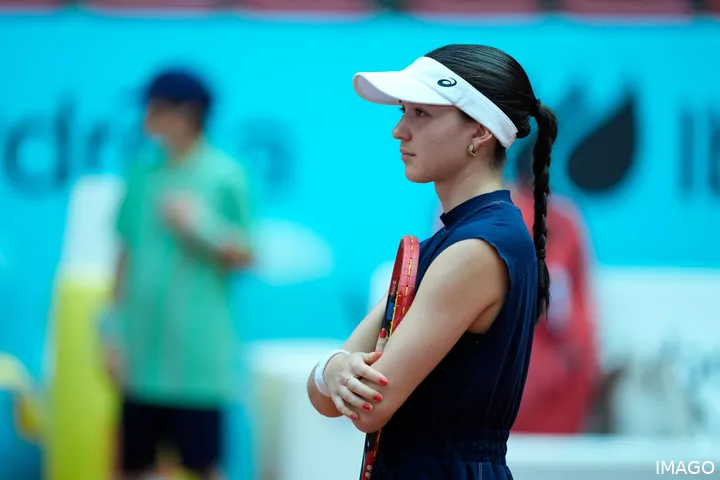 Eva Lys holding her racket