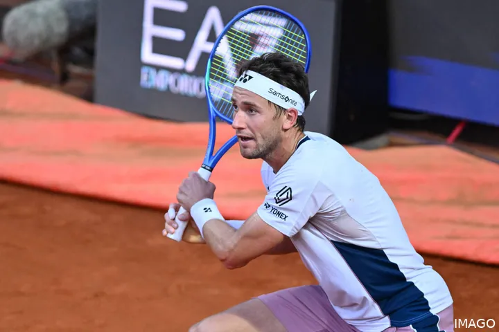 Casper Ruud competing in a point at the Rome Open