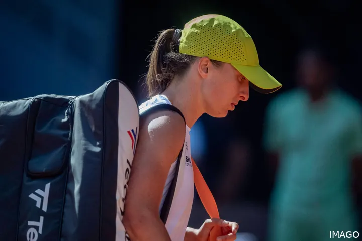 Swiatek leaves Centre Court after defeat in Madrid Open semis