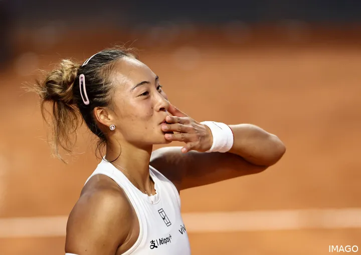 Zheng Qinwen celebrates her first victory against Sabalenka in the Rome Open quarterfinals