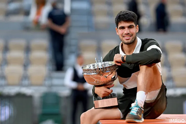 Carlos Alcaraz holding the Roland Garros trophy