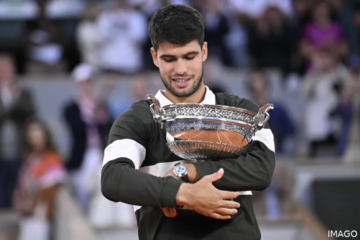Carlos Alcaraz holds the Roland Garros 2025 Trophy