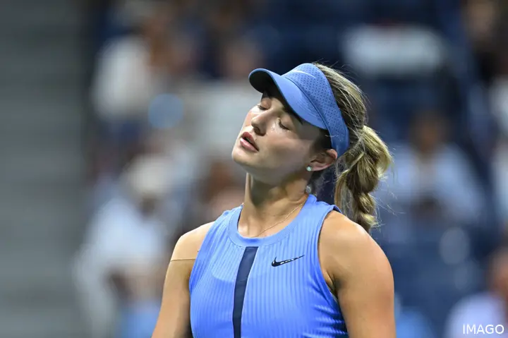 Anna Kalinskaya moving her neck