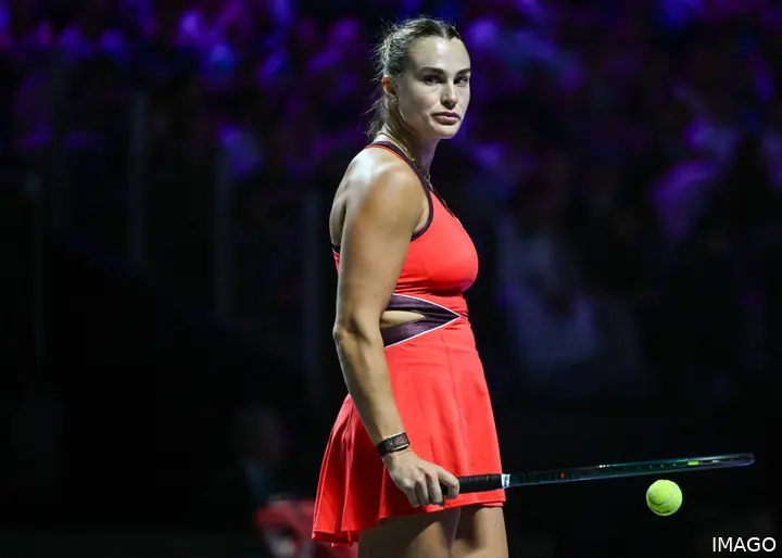 Aryna Sabalenka patiently waiting for play to resume at 2025 WTA Finals