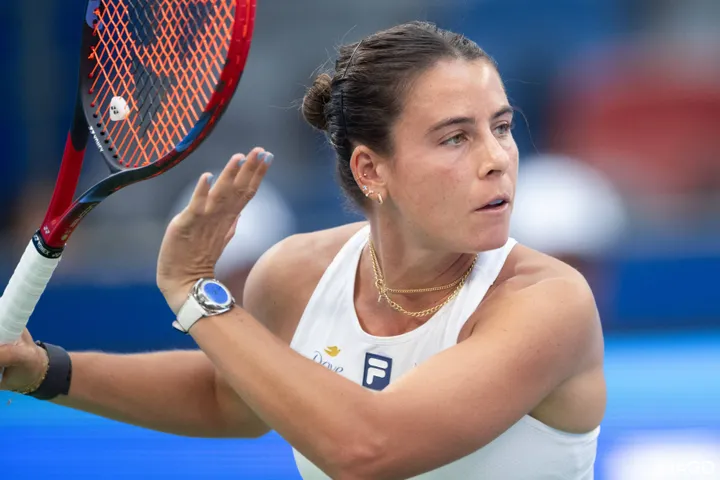 Emma Navarro lining up a forehand on court