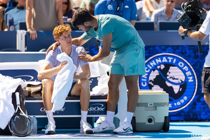 Carlos Alcaraz hablando con Jannik Sinner tras ganar el Cincinnati Open 2025