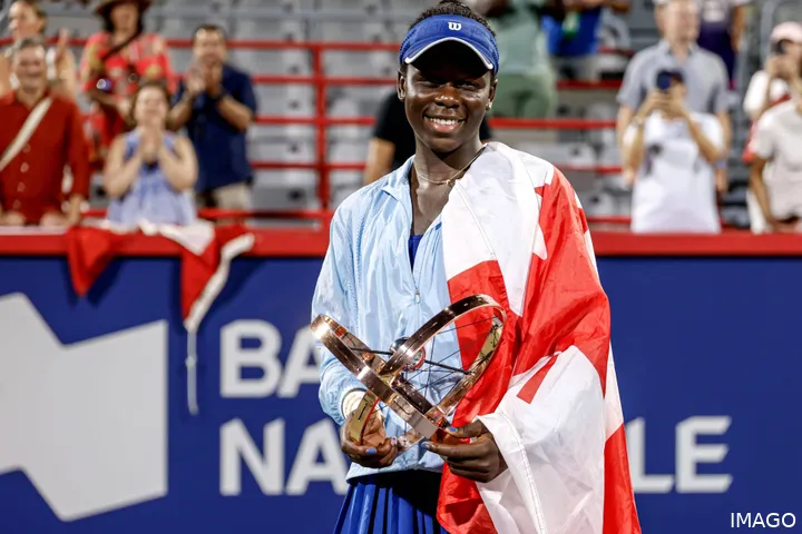 Victoria Mboko posando ante la cámara tras ganar el Canadian Open 2025