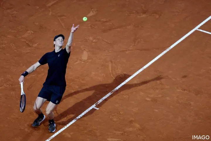 Sinner sacando durante el Rome Open 2025