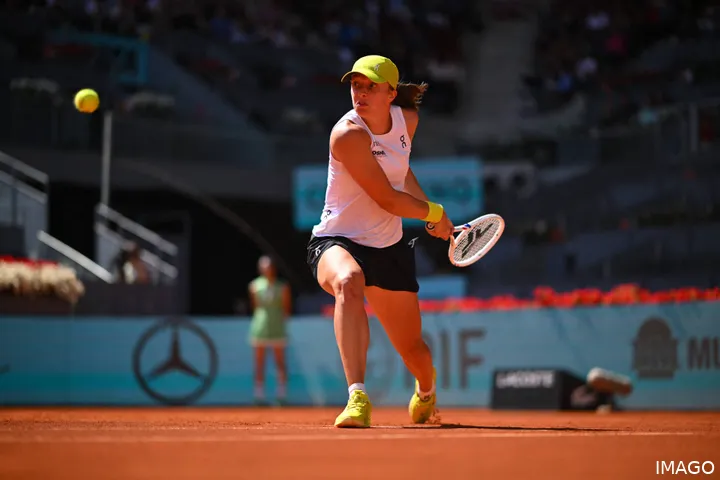 Swiatek schlägt eine Rückhand während der Madrid Open 2025