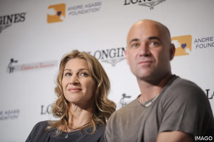 Steffi Graf y Andre Agassi sentados en una rueda de prensa mirando a un periodista.