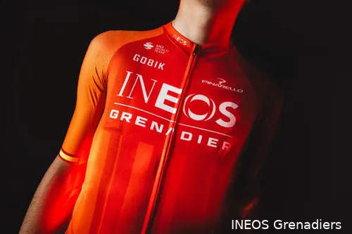 Carlos Rodriguez showt het nieuwe truitje