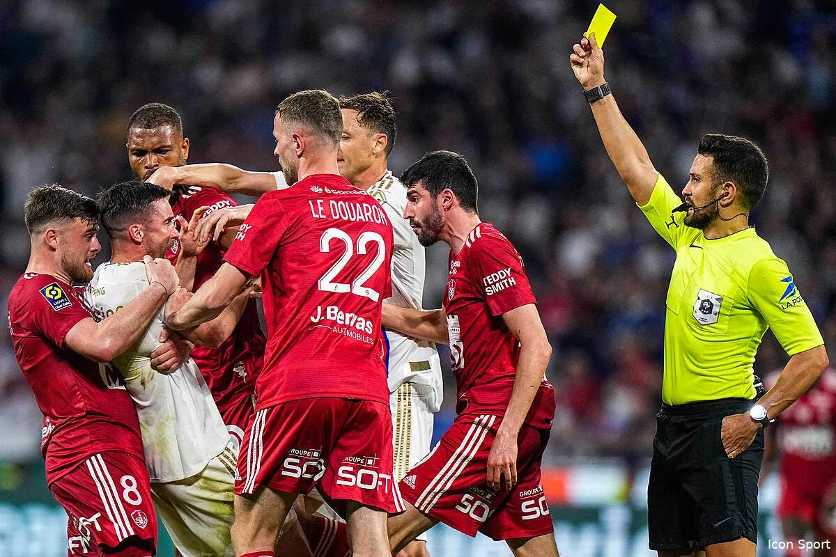 Bertrand Latour arrive au secours de l'arbitre d'OL-Brest