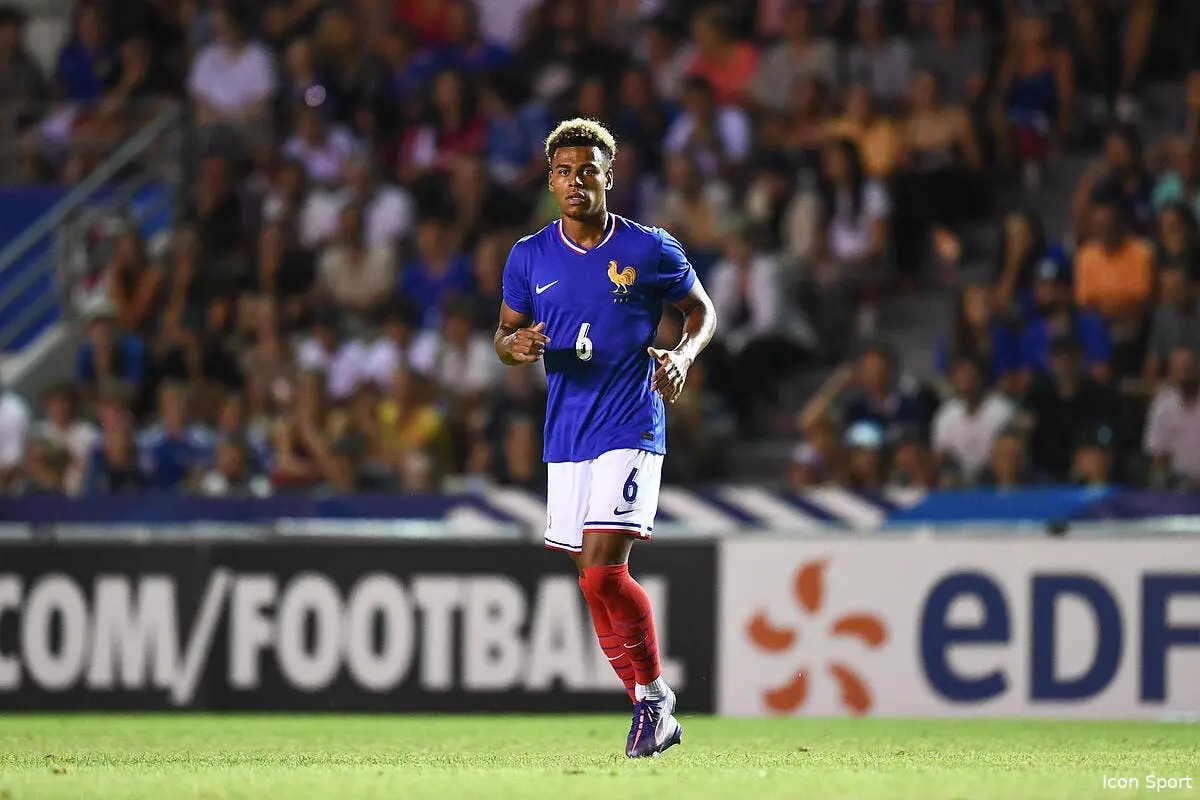 Désiré Doué signe au PSG avec un grand sourire