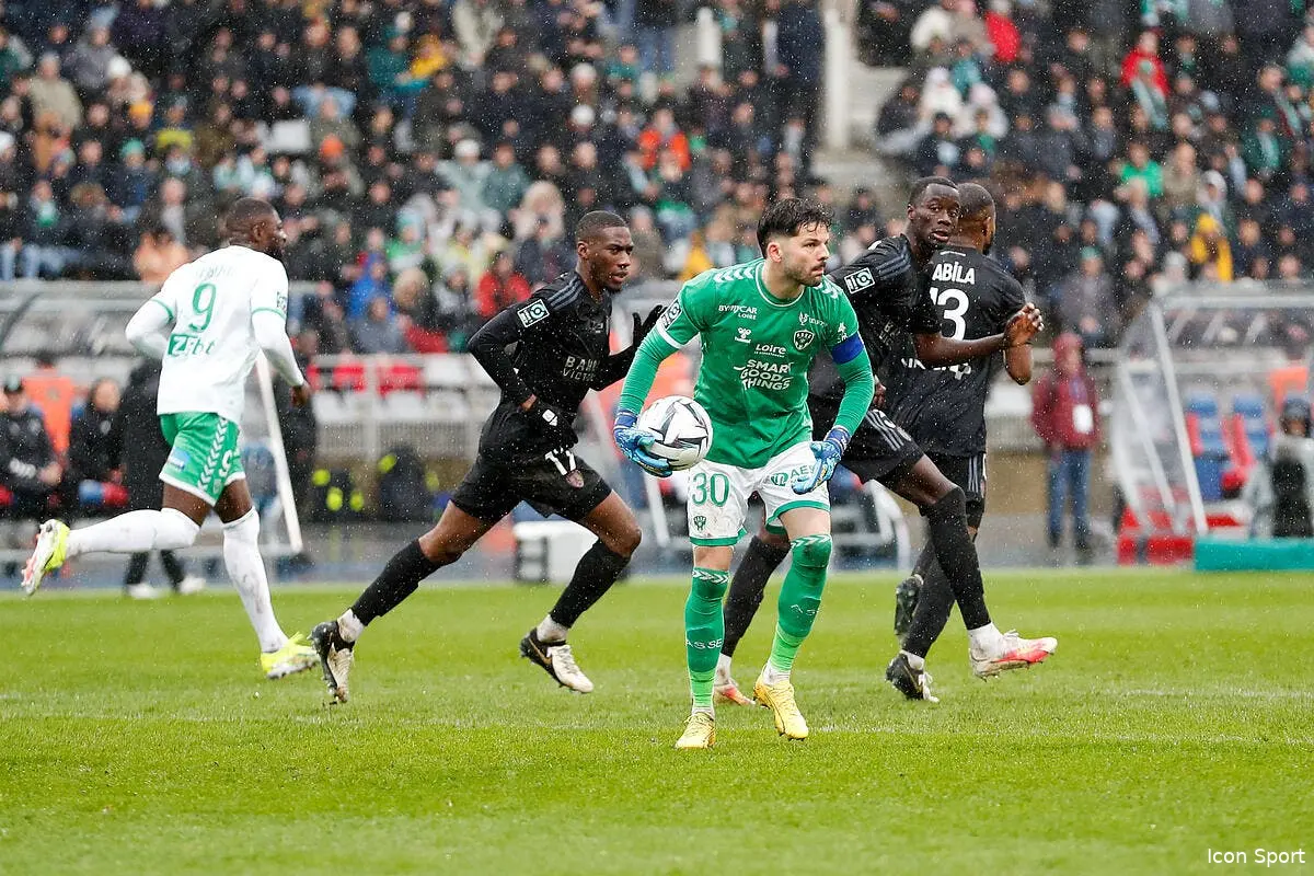 L2 : Le Paris FC et l'ASSE se neutralisent sur un terrain injouable