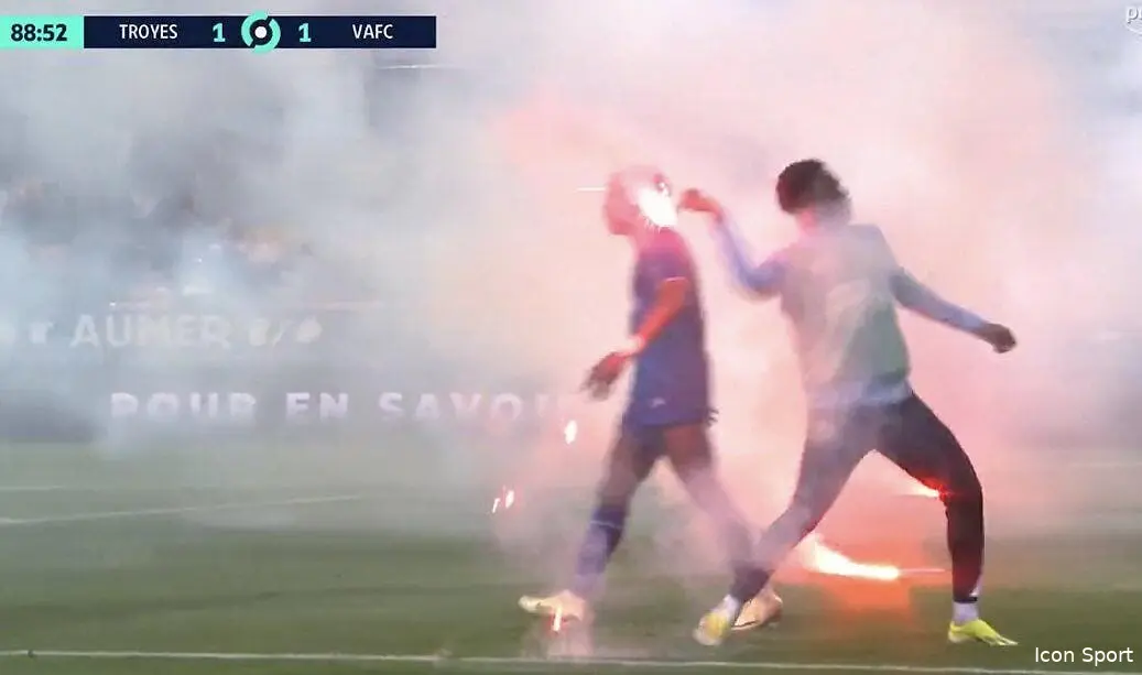 l2 troyes incendie ses supporters mais pas ses joueurs gmrmbdkwyaa071a 375357