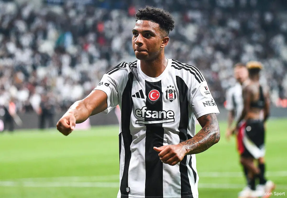 Un milieu de terrain va passer quelques heures au PSG