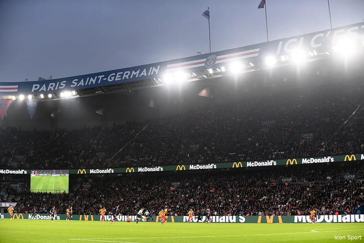 Le Parc des Princes se vide, la double réponse du PSG