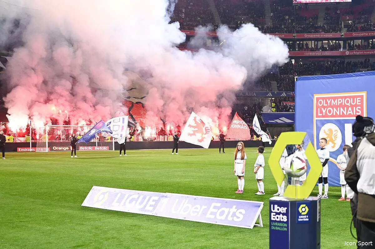 Liberté pour les fumigènes, l'OL en tête de cortège