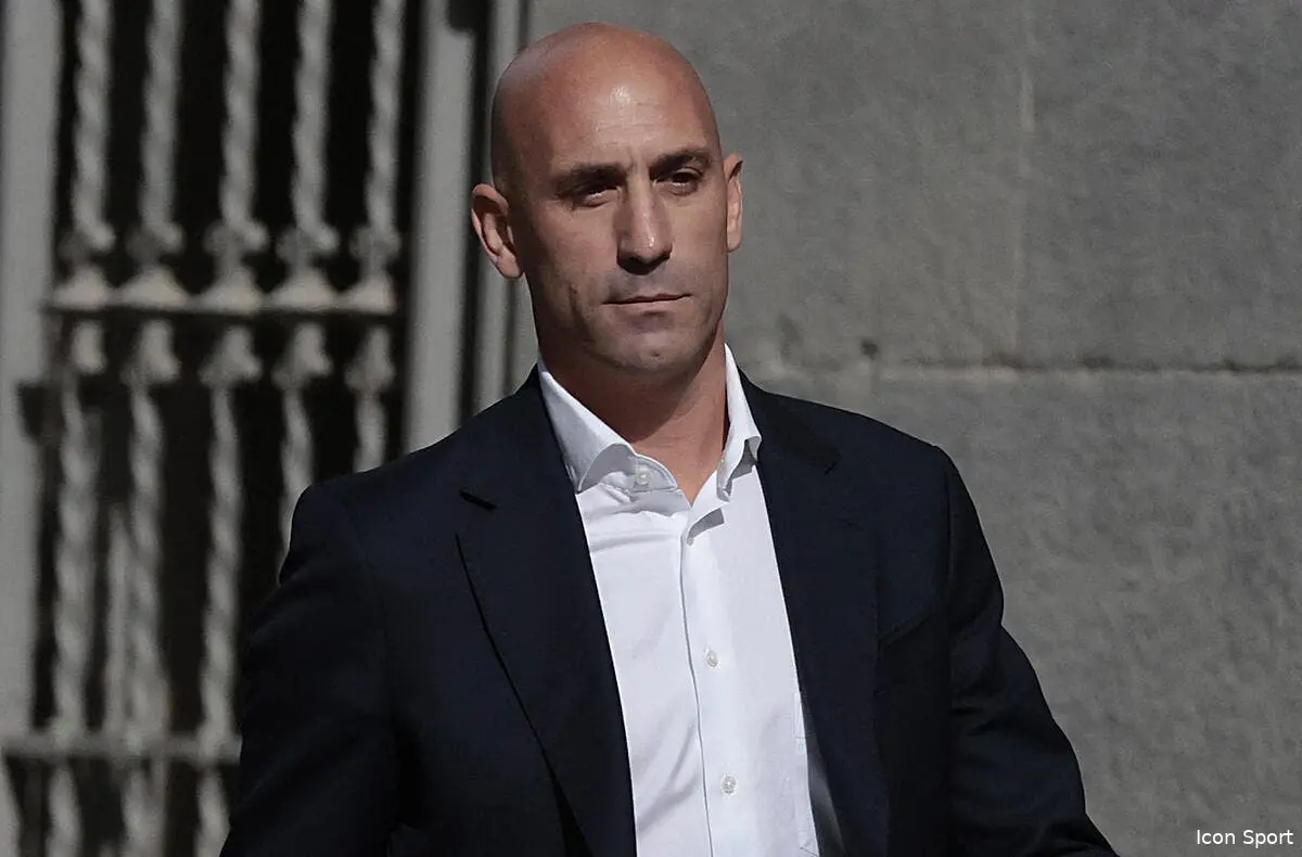 Luis Rubiales embarqué à sa descente d'avion pour répondre à la police