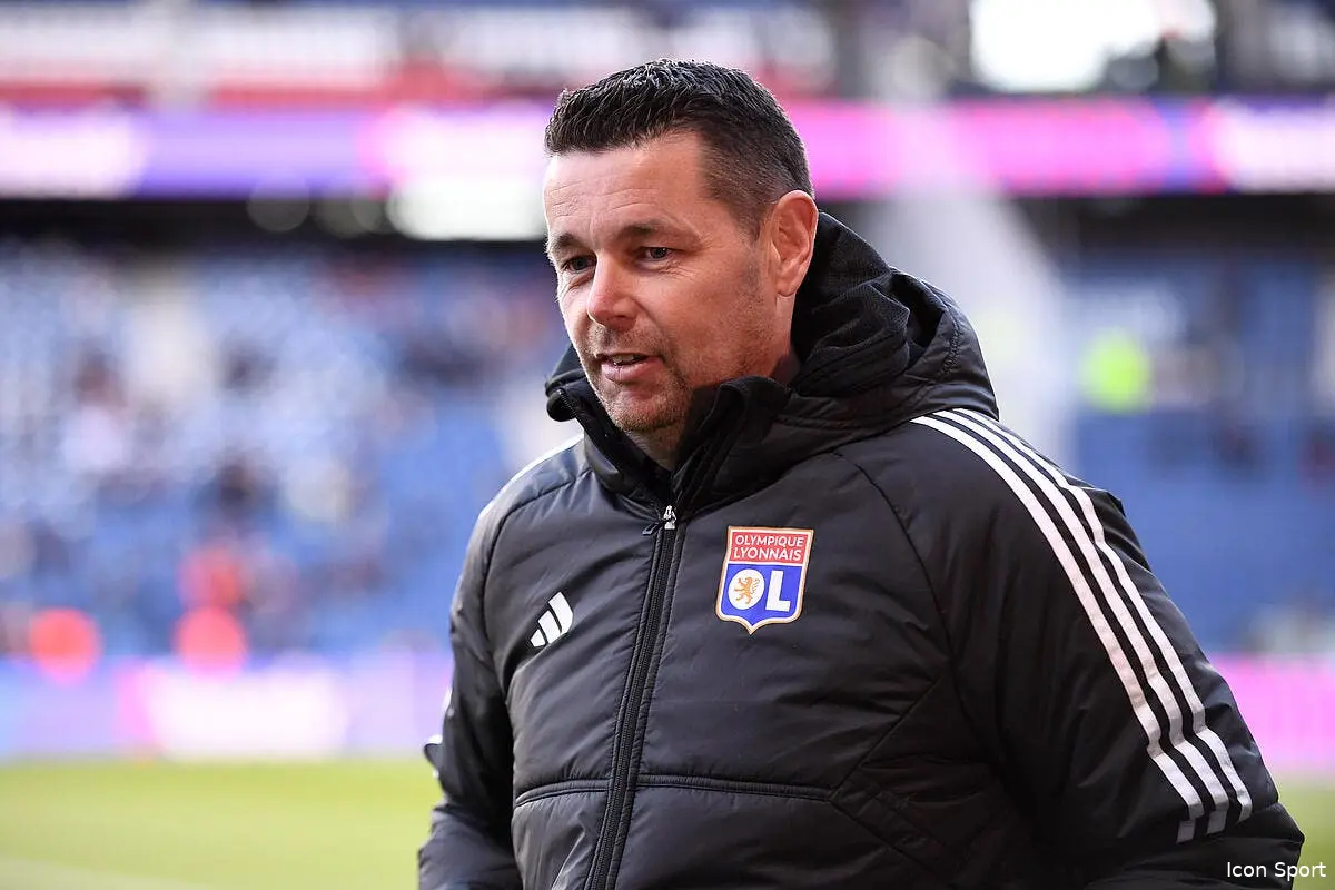 OL : Pierre Sage s'est planté, il prend un carton jaune