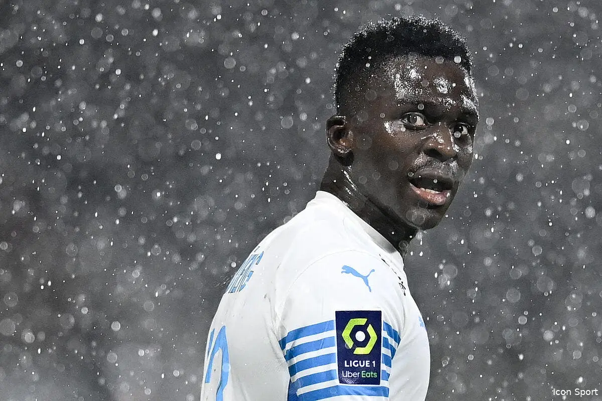 om bamba dieng part et fait un bras d honneur a longoria icon adi 9565 2 356195