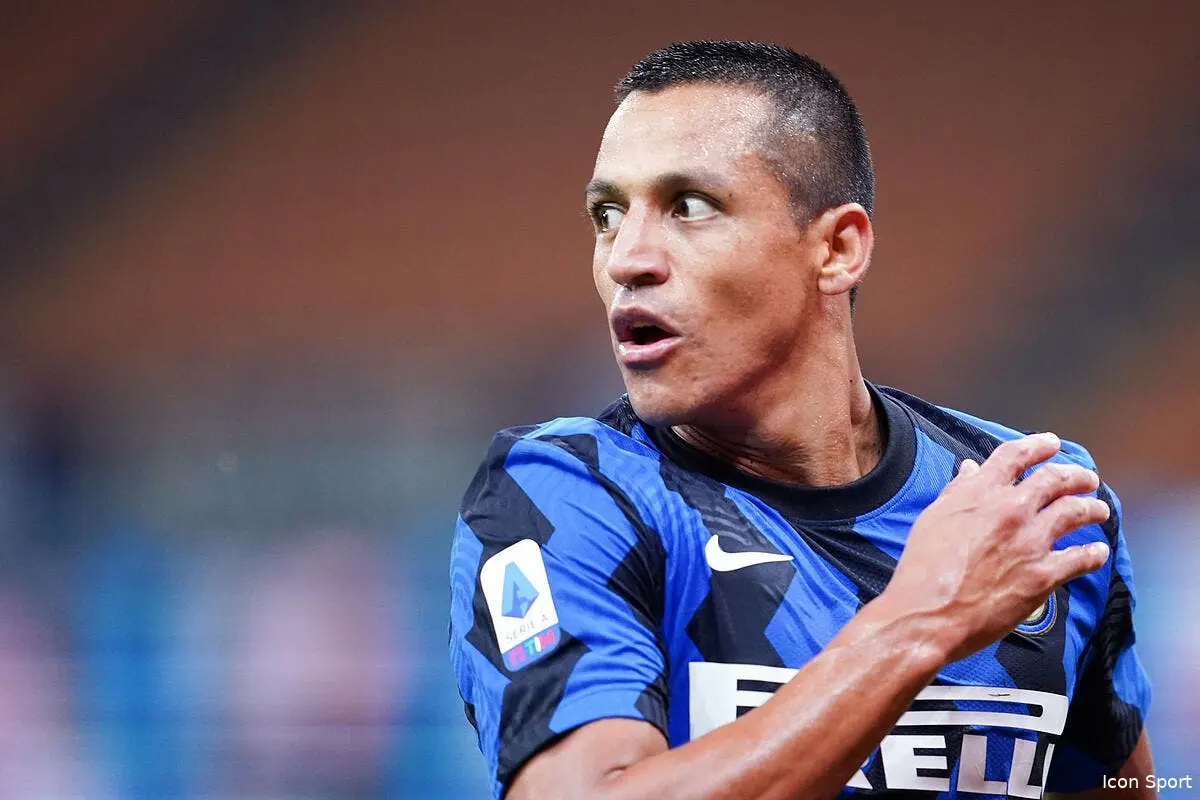 om fumee blanche alexis sanchez arrive a marseille icon sipausa 30395151 347417