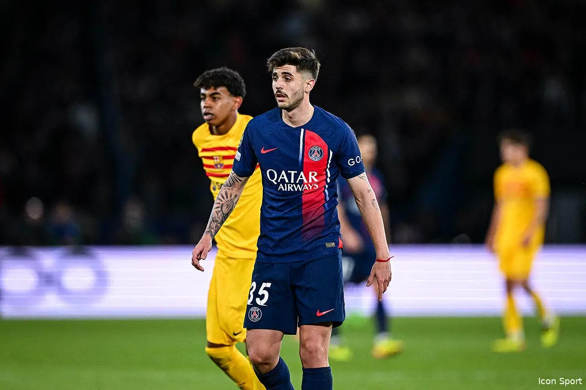 Beraldo secouru par un Policier après PSG-Barça