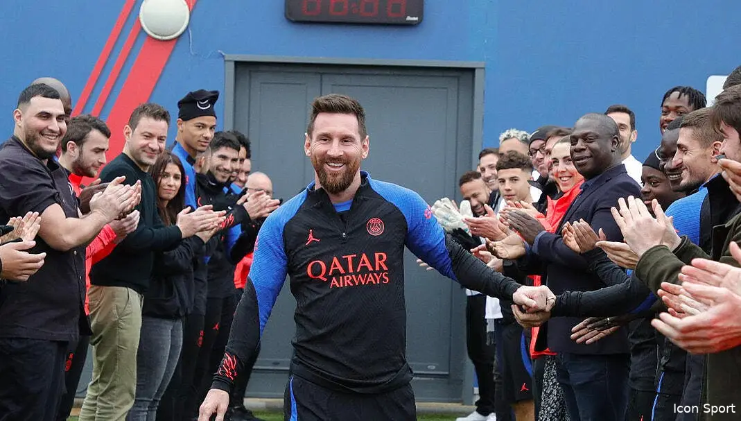 psg haie d honneur et cadeau pour le retour de lionel messi flny2vkwiaa huk 355398