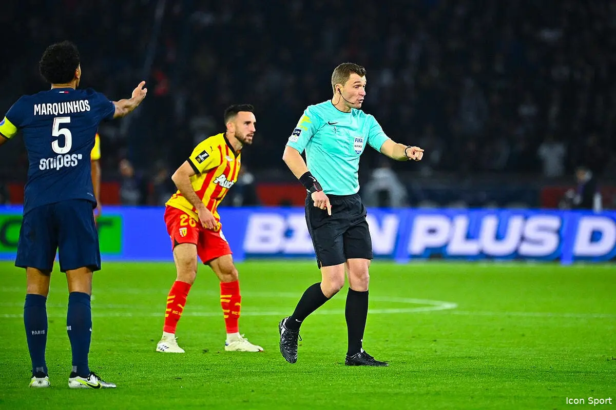 PSG-Lens : La VAR intervient, l'arbitre voit rouge