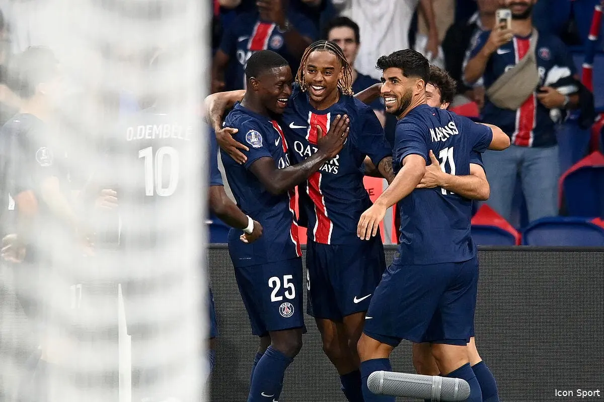 PSG-MHSC : Le but de fou de Bradley Barcola