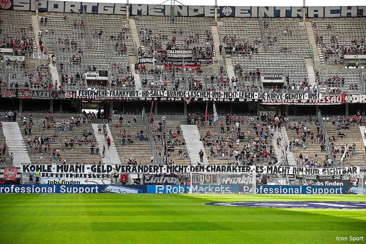 psg randal kolo muani vise par une banderole a francfort icon 423983839 365047