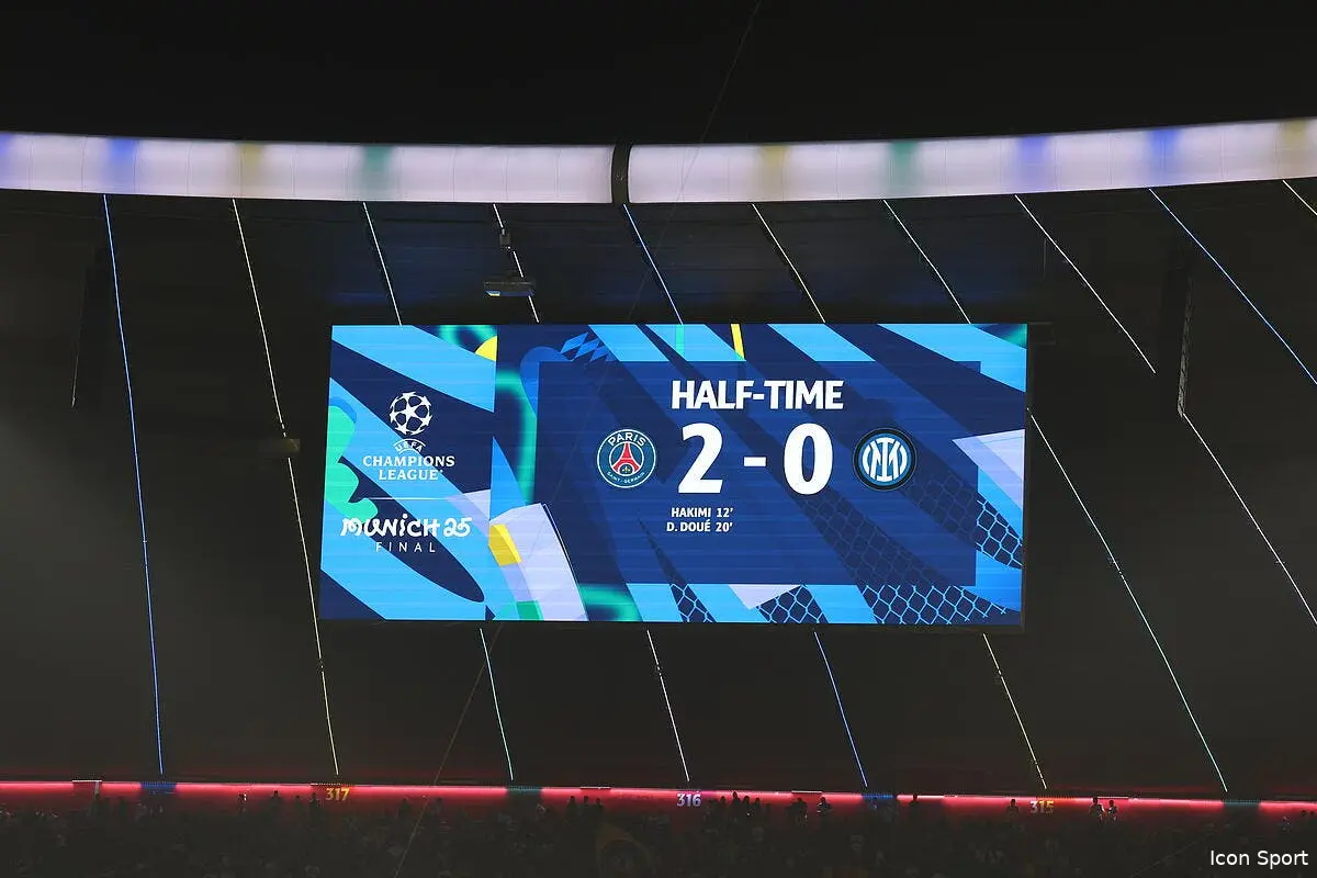 2-0 à la pause, ça chauffe déjà sur les Champs-Élysées