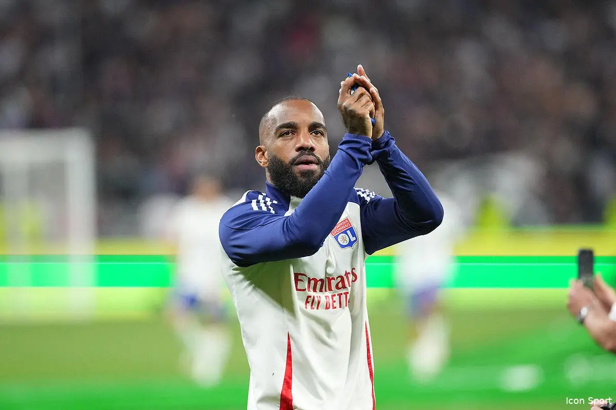 L'hommage à Lacazette gâché par des bagarres en tribunes