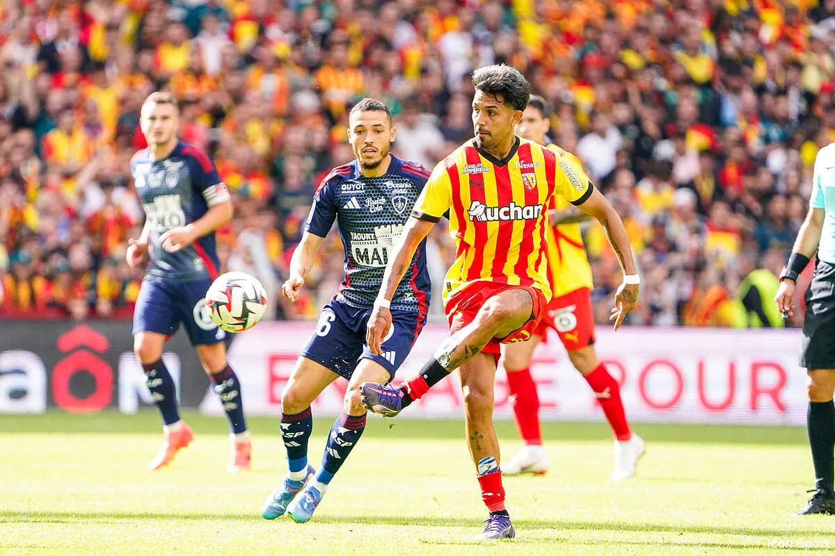 Lens gifle les courtisans de Medina