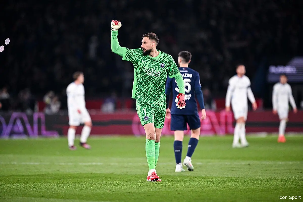 PSG : Donnarumma va gifler Emiliano Martinez
