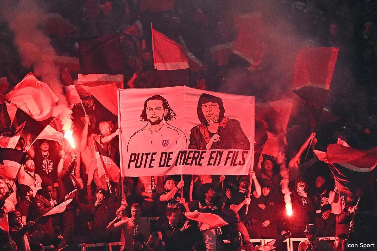 PSG-OM : Les banderoles honteuses sur Adrien Rabiot et sa mère