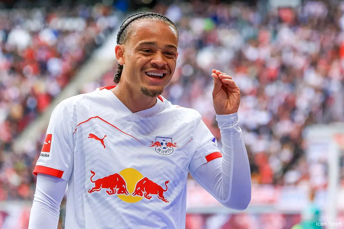 Xavi Simons discute avec le bourreau du PSG