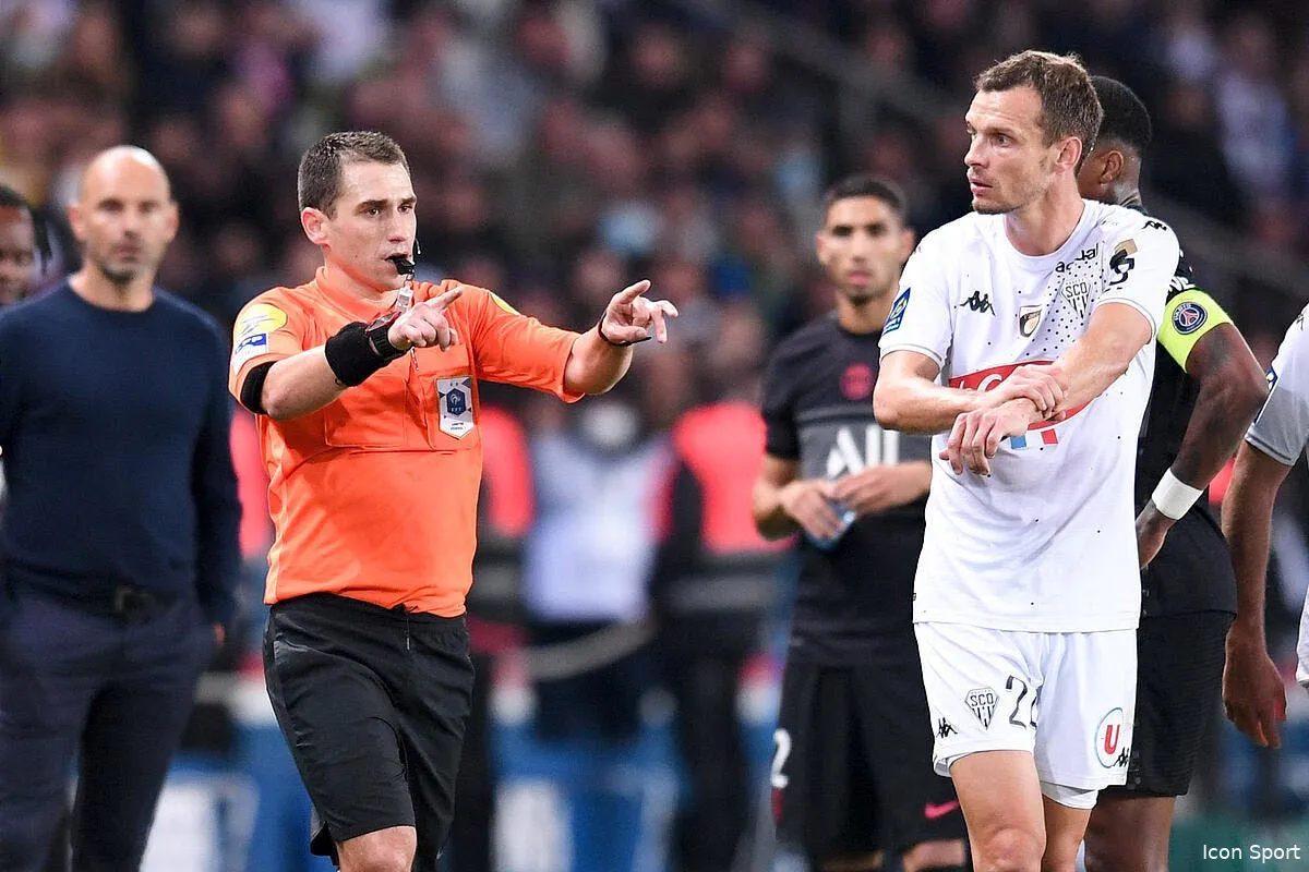 angers a bien ete vole a paris l arbitre a de le peine icon pl5 4542 2 3 326247