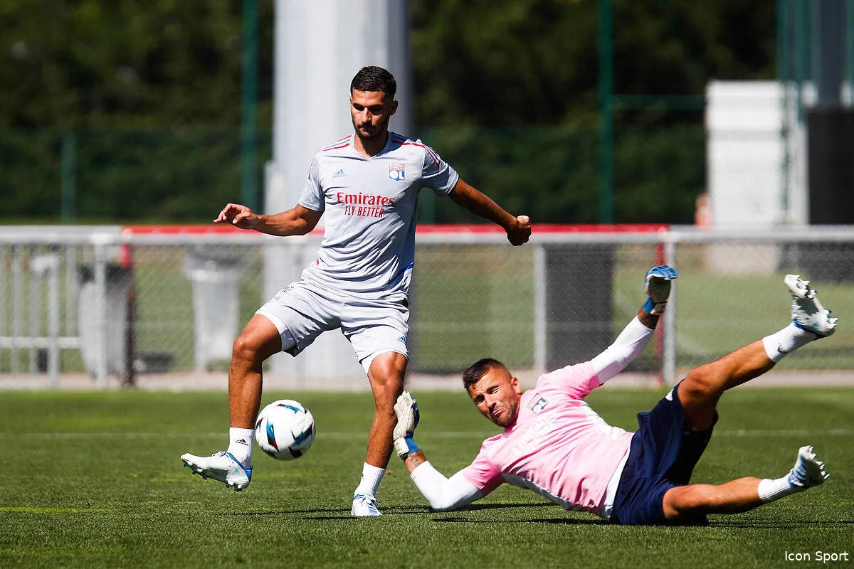 aouar pousse dehors par l ol il enrage icon 25i8583 345161