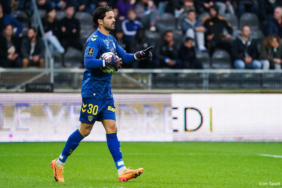 asse larsonneur a l abandon son entraineur ne l accable pas iconsport 242775 0052 383074