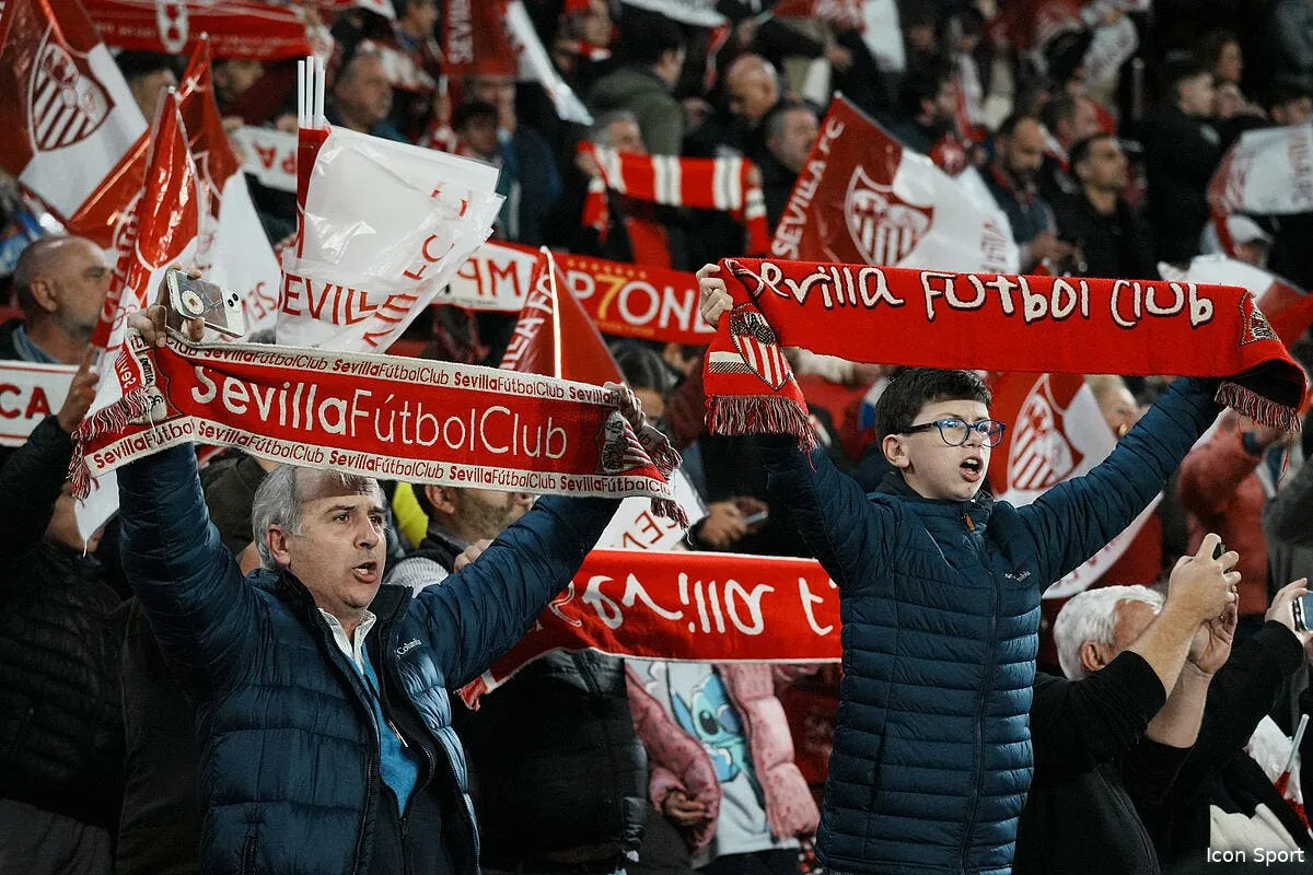 c1 les supporters de seville bloques a lens icon xxjpbee007055 20231130 pepfn0a001 369156