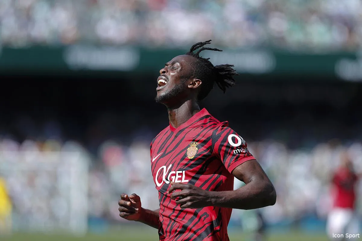 ce buteur reste a l ol grosse surprise au mercato icon ecommercefotos ecommerce2 133674628 362890