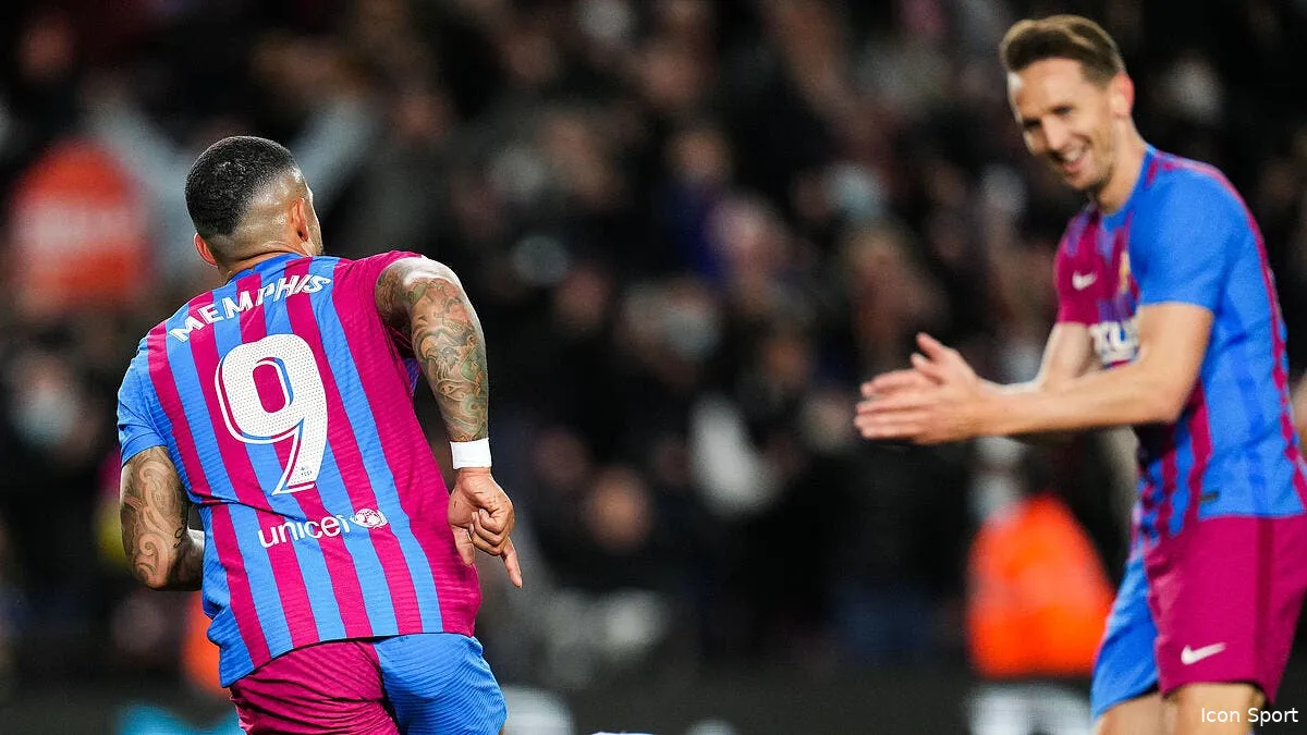 depay met le barca sur le podium icon ps 220227 720 336221