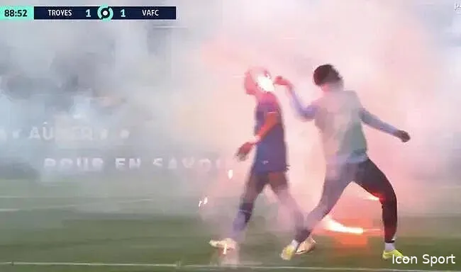 discipline troyes a match perdu contre va et une pluie de sanctions troyes vire quatre joueurs qui ont renvoye des fumigenes l2 troyes incendie ses supporters mais pas ses joueurs gmrmbdkwyaa071a 375357 375574 376210
