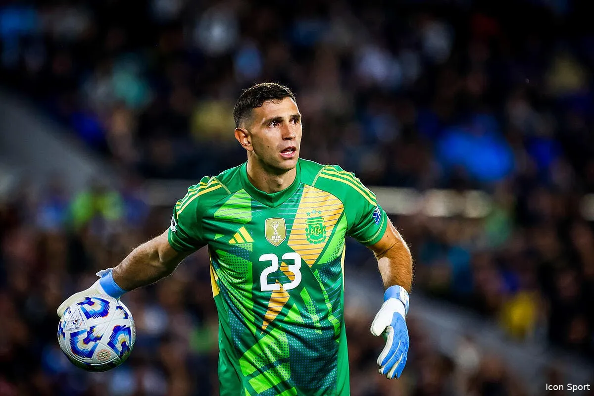 emiliano martinez derape la colombie veut sa peau iconsport 238662 0063 381101