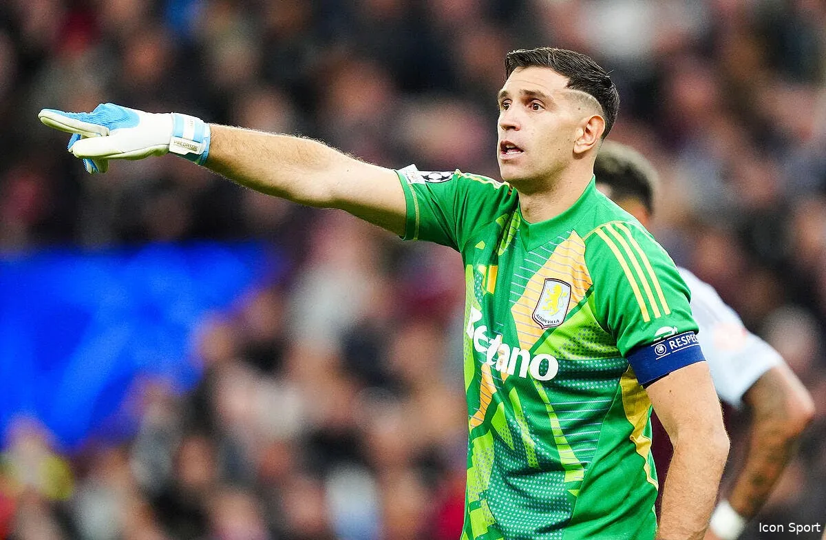 emiliano martinez elu gardien de but de l annee iconsport 240801 0061 383145