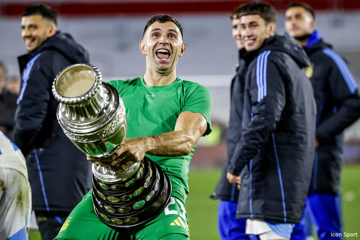 emiliano martinez le beauf argentin suspendu deux matchs iconsport 238662 0004 381800
