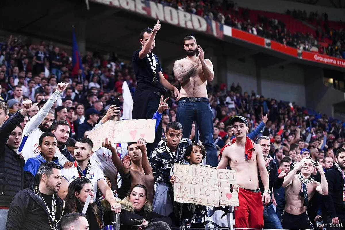 il prepare sa protection le supporter de l ol blesse reagit a sa blessure icon pl2 1145 327223