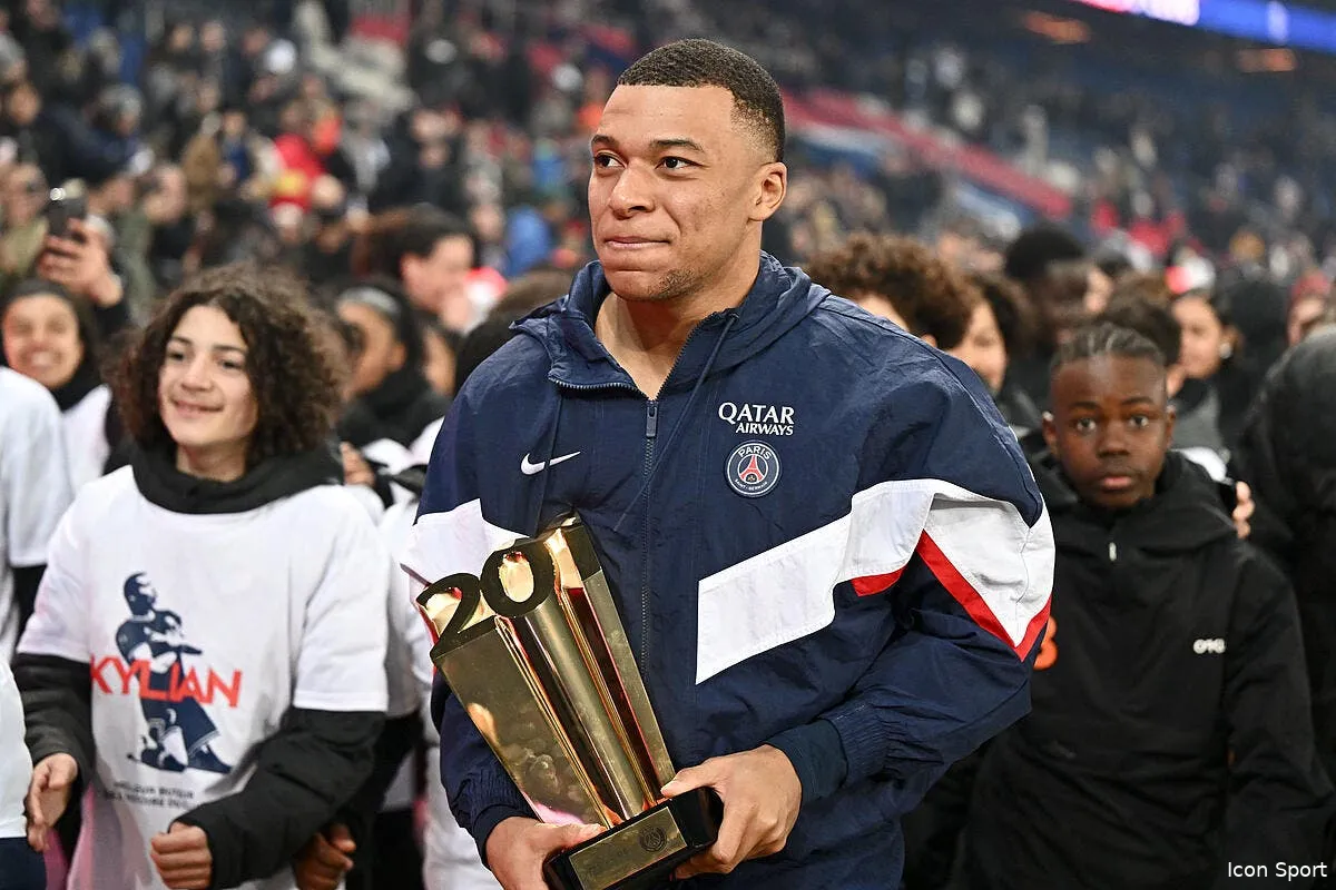 kylian mbappe met toutes les legendes du psg a genoux icon ab9 1484 357745